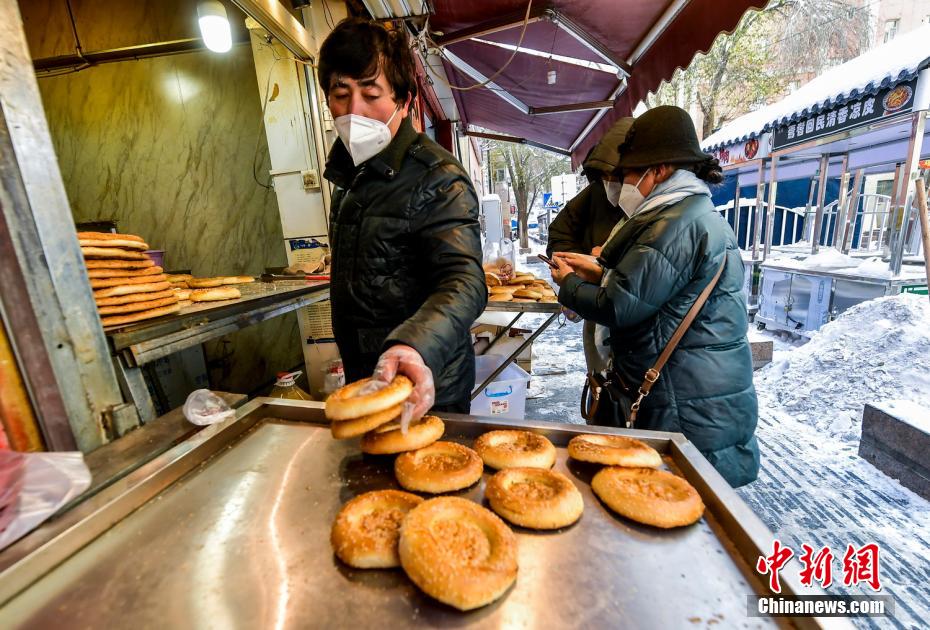 烏魯木齊市文化路，已開門營業(yè)的馕店吸引過往市民前來購買。 劉新 攝