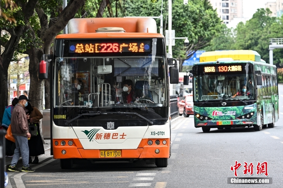 12月1日，廣東省廣州市海珠區(qū)，公交車有序進站。中新社記者 陳驥旻 攝 