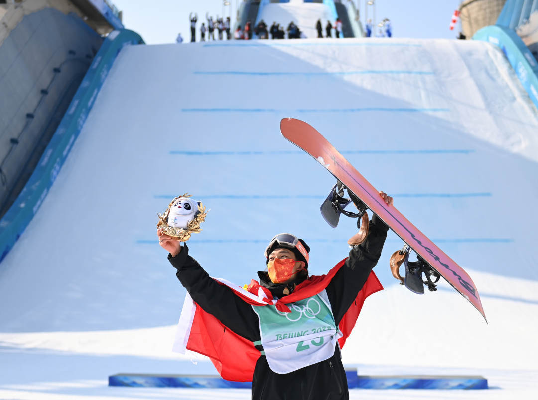 2022年2月15日，中國(guó)選手蘇翊鳴在單板滑雪男子大跳臺(tái)決賽奪冠后慶祝。新華社記者黃宗治攝