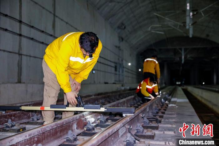 中國(guó)鐵路南寧局集團(tuán)有限公司南寧工務(wù)段職工使用道尺檢查吳圩機(jī)場(chǎng)高鐵站高鐵線路設(shè)備?！№f剛 攝