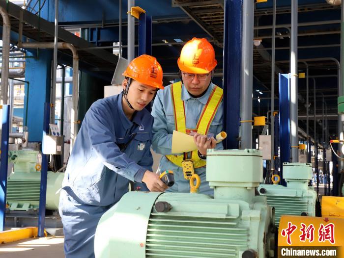 圖為齊魯石化員工巡檢監(jiān)測運轉電機溫度，確保設備安穩(wěn)運行?！⒎挤?攝