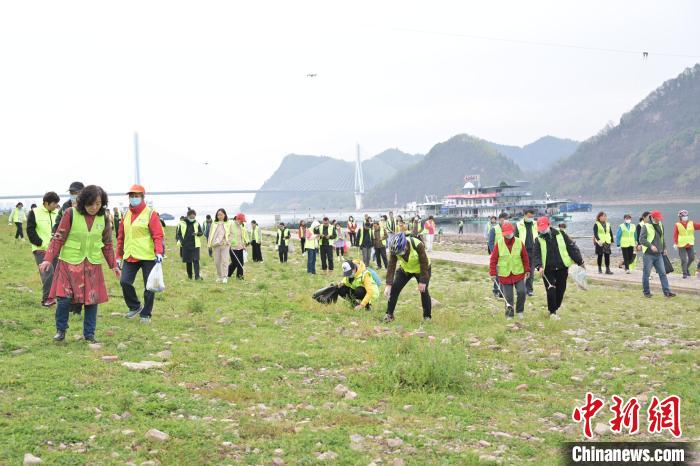 “三峽蟻工”撿拾散落在江灘上的垃圾，定期組織開(kāi)展凈灘志愿活動(dòng) 田耀平 攝